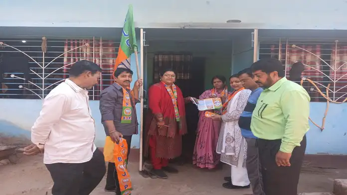 Giridih BJP :  ‘गांव चलो अभियान’ के तहत शालिनी बैसखियार ने किया भ्रमण, लोगों से भी संवाद