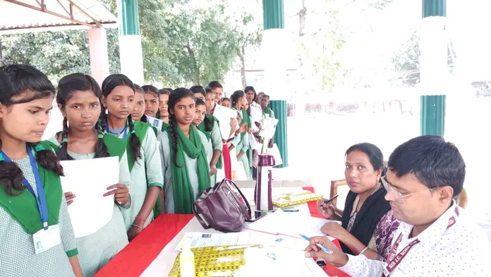 Sir JC Bose School: गिरिडीह के सर जेसी बोस मुख्यमंत्री उत्कृष्ट बालिका विद्यालय में नामांकन के लिए भीड़,  निःशुल्क दिया जा एडमिशन फॉर्म